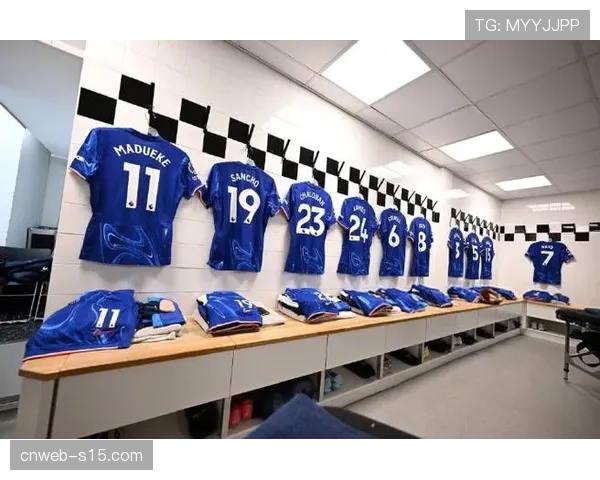 更衣室瞬间：切尔西·格雷在白板上为年轻队员讲解最后一次进攻的战术选择